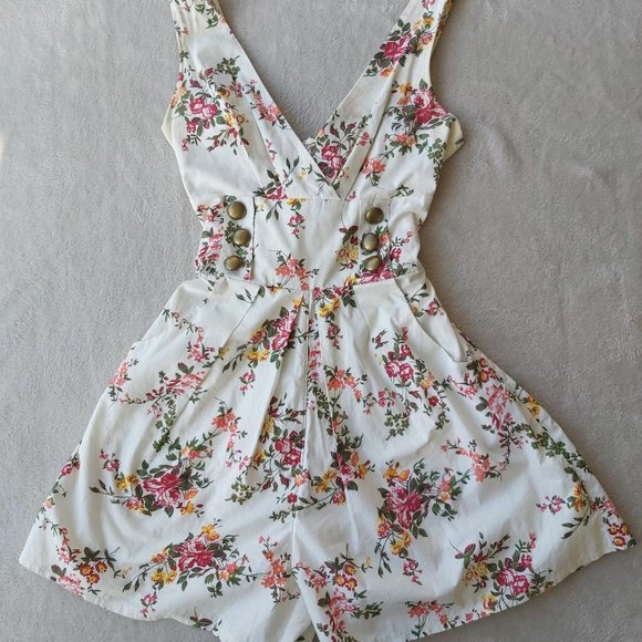 Urban Stitch "frolic through the fields" floral v-neck romper - Picture 1 of 4